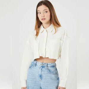 NWT Forever 21 Twill shirt, chest patch pockets, and cropped hem. Medium, Cream.